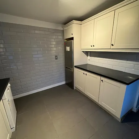 Extraordinary Family Near Croke Park - 4 *